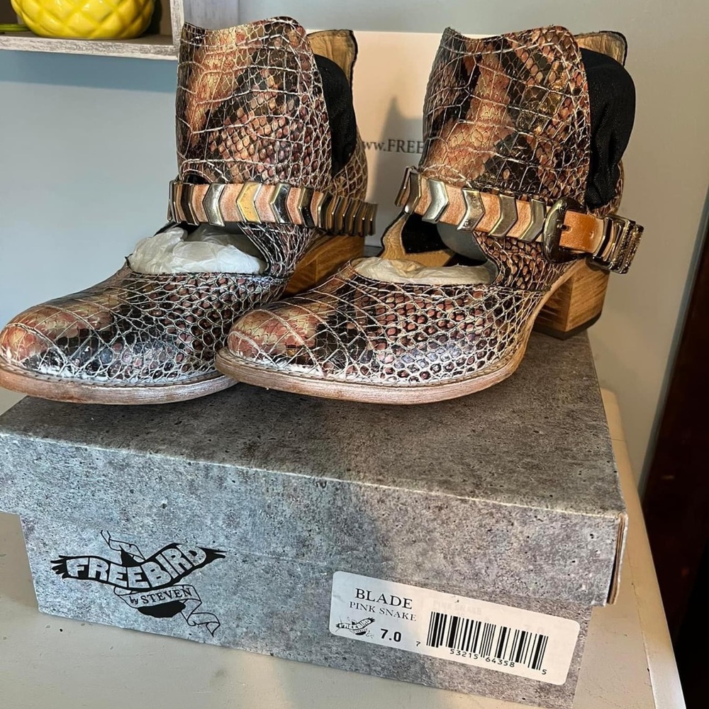 Freebird Blade Pink snake size 7